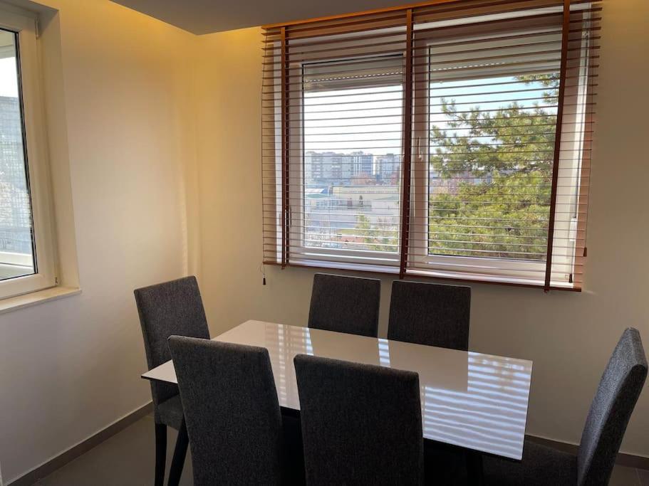 Idealapartments Llc 4 พริสตีนา ภายนอก รูปภาพ